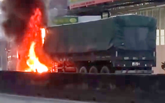 Xe container chở mùn cưa bốc cháy trên quốc lộ 1 qua Cái Bè, nghi do nổ vỏ