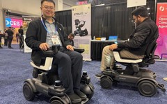 Xe lăn biết 'nghe lời' người dùng, tự tìm đường, tự tránh người đi bộ