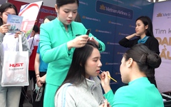 Học sinh trải nghiệm làm tiếp viên hàng không, viết thư pháp tại Chương trình Tư vấn tuyển sinh - hướng nghiệp ở Thanh Hóa