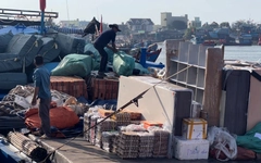 Tăng tốc đưa hàng hóa ra đảo, đảm bảo Tết đủ đầy cho người dân Lý Sơn