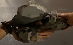 Tài xế taxi dừng xe dọn xà bần, đinh sắt rơi vãi trên vành đai 2 Hà Nội