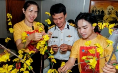 Mang Tết sớm đến các chiến sĩ, người nghèo