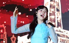 Ngọc Linh, Duyên Quỳnh, Minh Hoàng hát phục vụ người thu gom rác