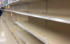 Dân Mỹ đổ xô mua hàng tích trữ ứng phó băng giá, nhiều siêu thị trống trơn