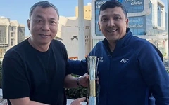 Chủ tịch VFF mang cúp Vua phá lưới về cho Đình Bắc