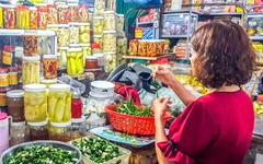 Săn đặc sản ăn chơi ngày Tết - Kỳ 1: Chát chát chua chua nhưng phải bỏ tiền mà mua