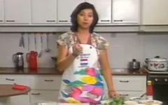 Clip dạy nấu ăn hơn 30 năm trước viral, làm gỏi cá cần 40 trái chanh?!