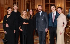 Victoria Beckham nhận Huân chương Văn học Nghệ thuật Pháp, con trai Brooklyn vẫn không có mặt