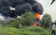 Cháy nhà xưởng chứa pallet nhựa ở TP.HCM, nhiều tài sản bị thiêu rụi