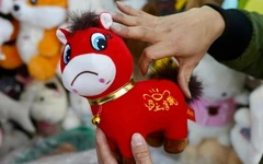 'Chú ngựa mếu' thành sản phẩm hot dịp Tết Nguyên đán