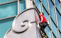 Alex Honnold gây tranh cãi khi leo tòa nhà 101 tầng mà không dùng bảo hộ