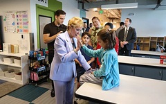 Không thầy cô, không bài tập về nhà: Trường học AI gây bão tranh cãi ở Mỹ