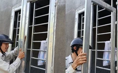 Gia chủ khóc thét vì gặp thợ lắp cửa sắt có 'tư duy ngược'