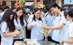 Hàng trăm ‘đầu bếp học trò’ rộn ràng làm món ăn truyền thống đón Tết