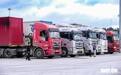 Hơn 1.300 phương tiện chở nông sản, thực phẩm kẹt tại cửa khẩu