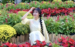 Đông đảo bạn trẻ ghé vườn hoa ga Ba Son chụp ảnh Tết