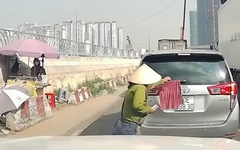 Video hài nhất tuần qua: Cô bán vé số tốt bụng giúp chủ ô tô gỡ khăn che biển số