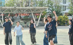 Hàng trăm học sinh đi xe buýt, tham gia trạm thử thách quanh thành phố