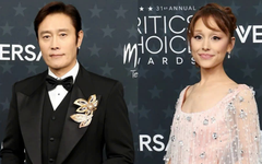 Lee Byung Hun, Ariana Grande và dàn sao mặc đẹp nhất thảm đỏ Critics Choice Awards 2026