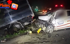 Hiện trường taxi tông xe tải, tài xế tử vong