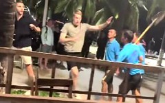 Du khách nước ngoài bị nhóm người cầm xẻng dọa đánh ở Nha Trang: Do khách ghẹo nữ nhân viên quán?