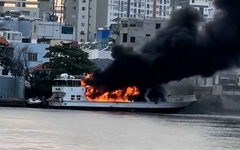 Cháy tàu du lịch King Yacht trên sông Sài Gòn