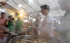 Trường Giang vào bếp cùng 'Phở yêu thương' phục vụ người dân rốn lũ Hòa Thịnh