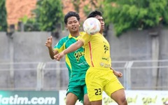 Cầu thủ Indonesia bị cấm thi đấu trọn đời vì phi thẳng chân vào người đối thủ