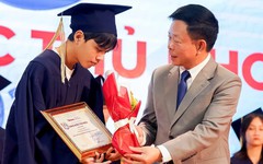 120 học bổng 'Nâng bước thủ khoa' tiếp sức sinh viên vượt khó tới giảng đường