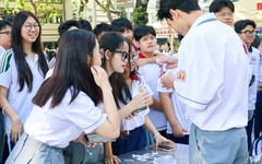 Học sinh Trường THPT Hùng Vương ‘Tiếp sức truyền thống’ trong giờ ra chơi vui vẻ