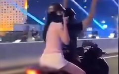 Thanh niên bị tịch thu xe SH vì buông hai tay trên cầu Ba Son