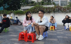 Thời tiết TP.HCM 18 độ C: người trẻ mặc áo khoác uống cà phê, đi làm