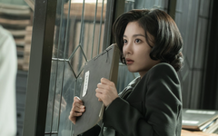 Phim của Kim Yoo Jung ra sao khi đối đầu với Doctor X?