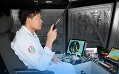 Chia sẻ từ buồng lái của thuyền trưởng tàu lai dắt vòm thép cầu đi bộ sông Sài Gòn