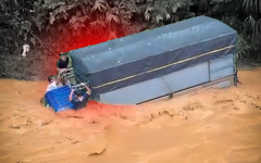 Khoảnh khắc 3 người bám trên xe tải bị lũ cuốn ở Đà Lạt