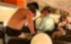 Video khách Nga cởi đồ, la hét gây náo loạn trên chuyến bay từ Việt Nam đi Thái Lan