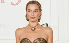 Thời trang thảm đỏ của Margot Robbie gây sốt ở buổi công chiếu Đồi gió hú
