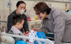 Hà Anh Tuấn thăm trẻ em trong bệnh viện: 'Có là gang thép cũng chảy nước mắt'