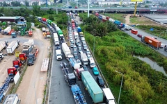 Kẹt xe kéo dài ở cửa ngõ phía Đông TP.HCM ngày 24 Tết
