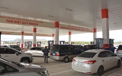 Ngày đầu bán xăng trên trạm dừng nghỉ cao tốc Vĩnh Hảo - Phan Thiết, xe vào tấp nập