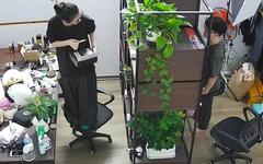 Chồng cười trong đau khổ vì bị vợ phát hiện 'quỹ đen'