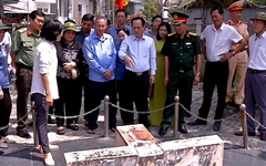 Cận cảnh đồng hồ đá độc nhất Việt Nam, xem giờ qua bóng nắng