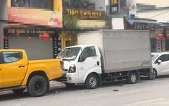 Bị xe tải đậu chắn 'mặt tiền' buôn bán dịp Tết, chủ cửa hàng mang 2 ô tô chặn đầu đuôi