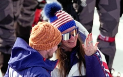 VĐV Mỹ được bạn trai cầu hôn ngay tại vạch đích Olympic