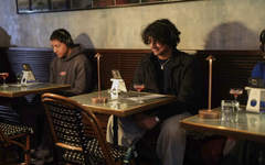 Quán rượu đầu tiên trên thế giới 'phát người yêu' cho khách hàng