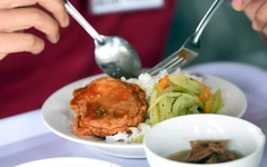 Nên ngừng ăn trước khi đi ngủ bao lâu để tránh các bất lợi trào ngược, tăng cân?