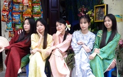 'Nàng thơ' chen chân chụp ảnh quán trà đá vỉa hè trên phố cổ