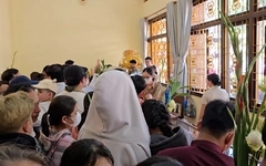 Miếu Bà Chúa Xứ Núi Sam đông nghẹt người ngày mùng 1 Tết