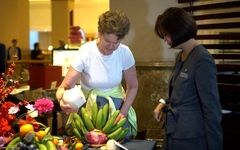 Khách Tây thích thú lần đầu được bày mâm ngũ quả, lên chùa cúng Tết Việt