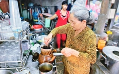 Ngày Tết, uống cà phê vợt đón bình minh tại quán hơn 50 năm tuổi ở An Giang